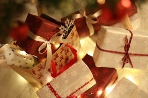 (Image: https://www.pexels.com/photo/close-up-of-christmas-decorations-257855/) 2017 Holiday Shipping
