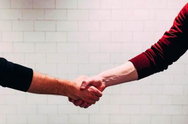 b2b retailers shaking hands