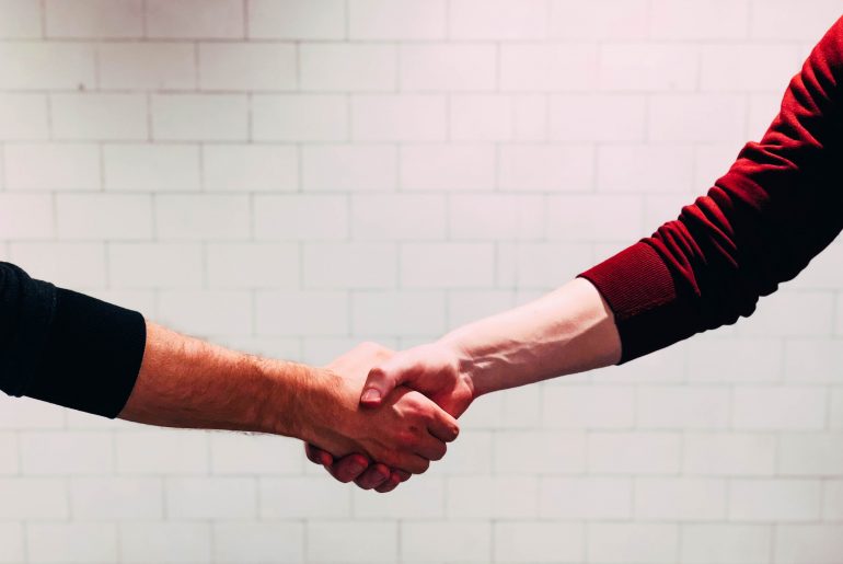 4 Things B2B Retailers Can Do at Checkout to Boost Sales b2b retailers shaking hands