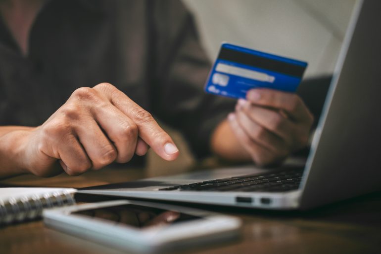 B2B Shopify Tips: 8 Ways to Streamline Your Checkout Process as a B2B Merchant b2b shopify merchant checking out online from computer
