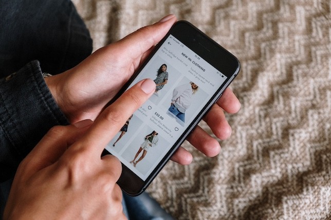 Experiential Commerce: Showcasing vs Shopping