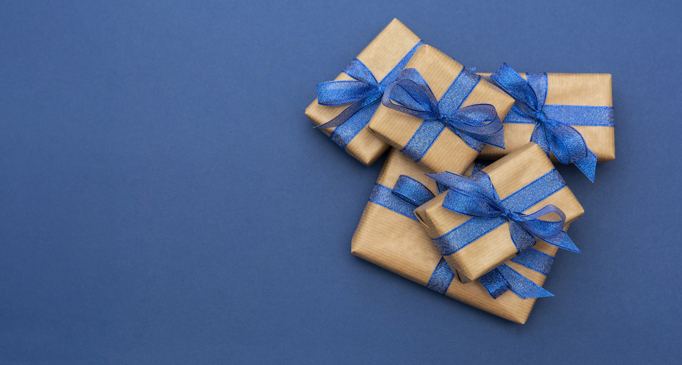 5 Last Minute Holiday Shipping Hacks for eCommerce Success Christmas banner. Craft paper wrapped gift boxes on blue background