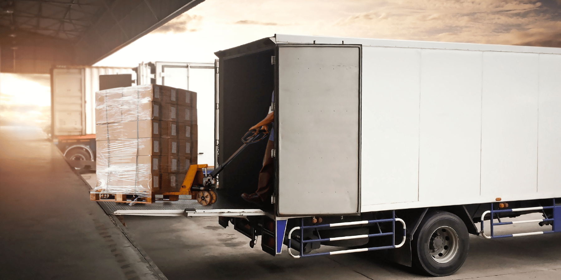 How to Simplify LTL Freight Shipping Without Sacrificing Accuracy LTL Shipping Truck image