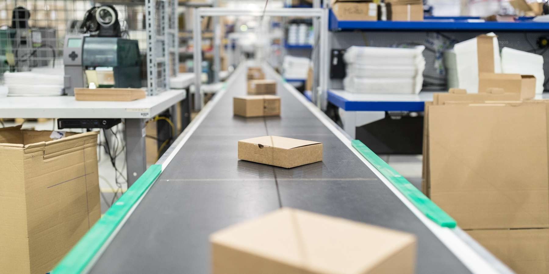 Why Warehouse Shipping Delays Happen (And How to Avoid Them) warehouse shipping parcels on conveyor belt